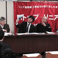 2016.12.9記者会見で車両基地の予定地を示す和泉貴士弁護士.jpg